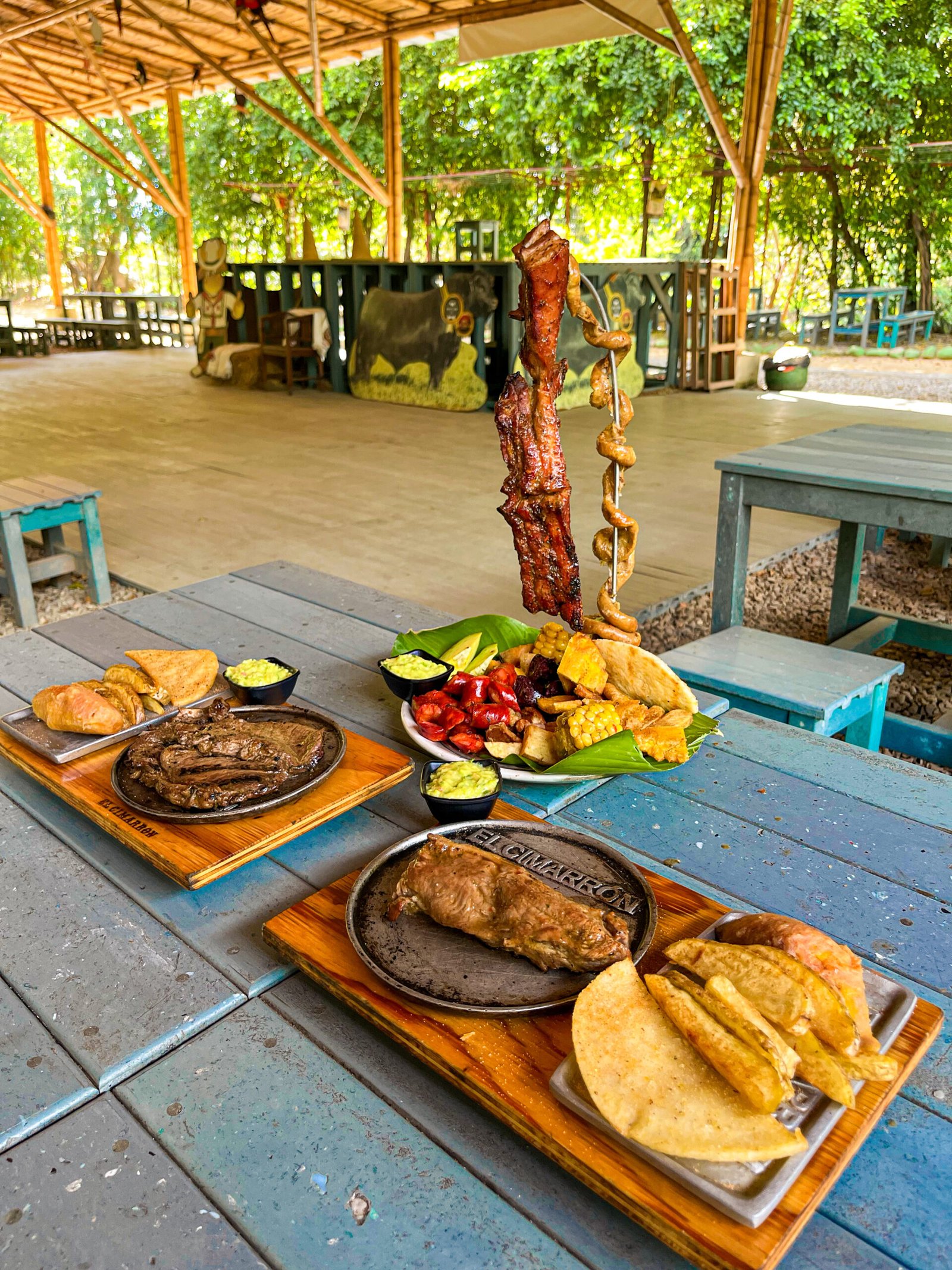 timbalcimarron-pancetadecerdo-chorizo-morcilla-arepa-mazorca-morcilla-gastronomianeiva-turismoneiva
